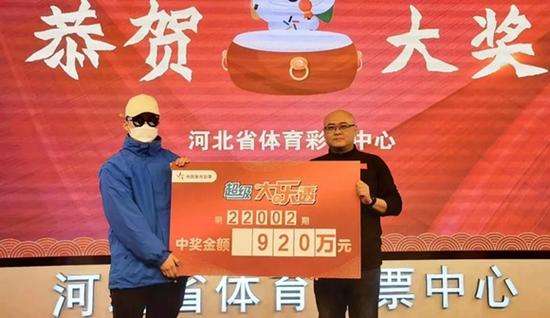石家庄东中心主任刘天昊为大奖得主颁奖