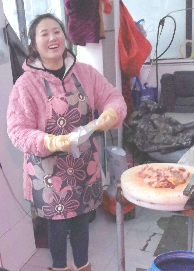 老板娘说,中了大奖,要做好事。 戴新/摄