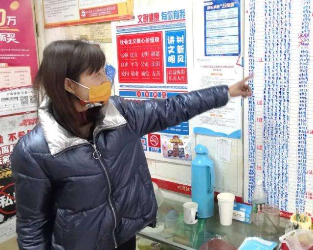 盛女士介绍彩站情况 戴新/摄