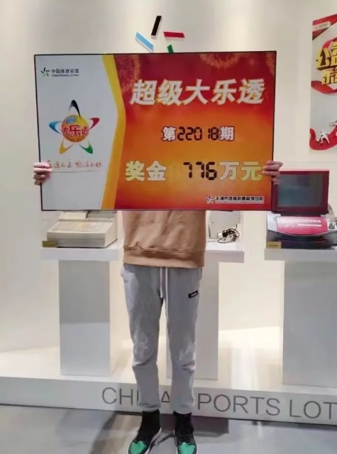 中奖得主领奖照
