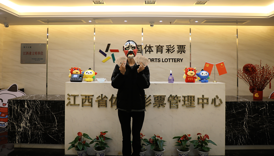 中奖得主领奖照
