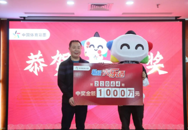 大奖得主小曾(右)领奖照