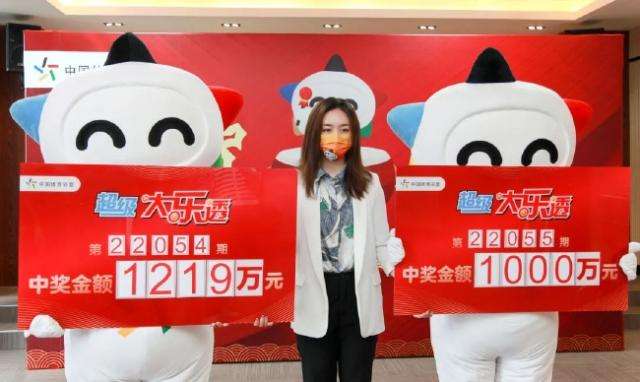 两位大奖得主携手兑奖