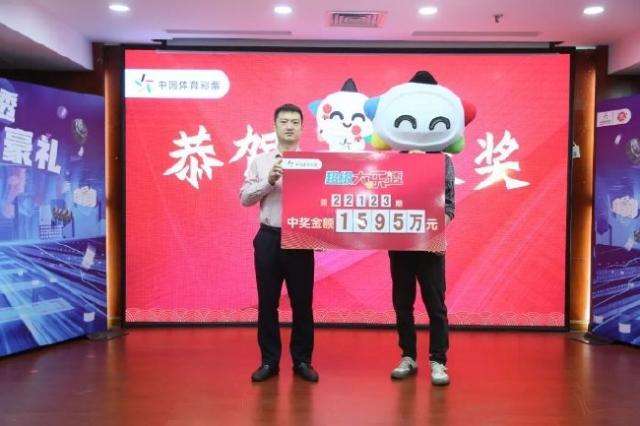 市体彩中心工作人员（左）为大奖得主老谢颁奖