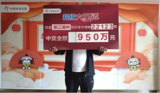 中奖得主领奖照