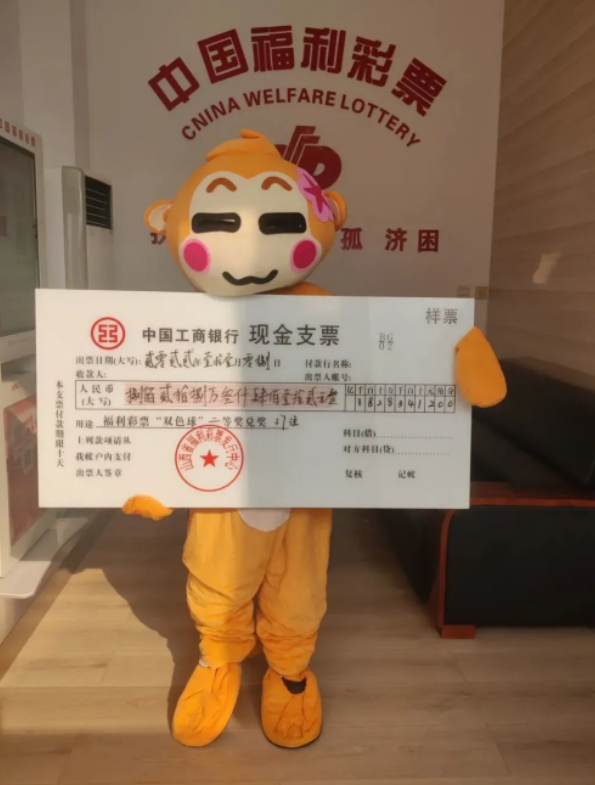 中奖得主领奖照