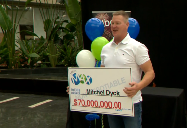 4.88亿巨奖得主现身领奖