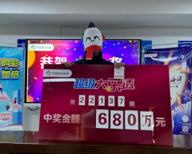 中奖得主领奖照