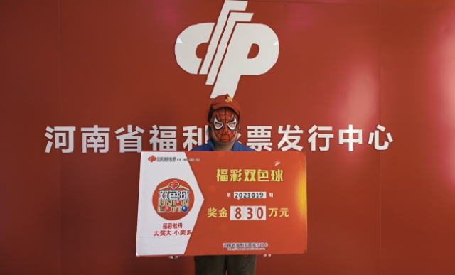 中奖得主领奖照