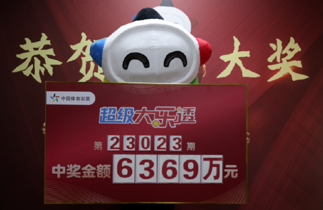 中奖得主领奖照