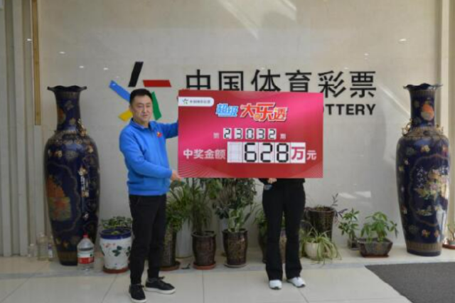 大奖得主领奖照