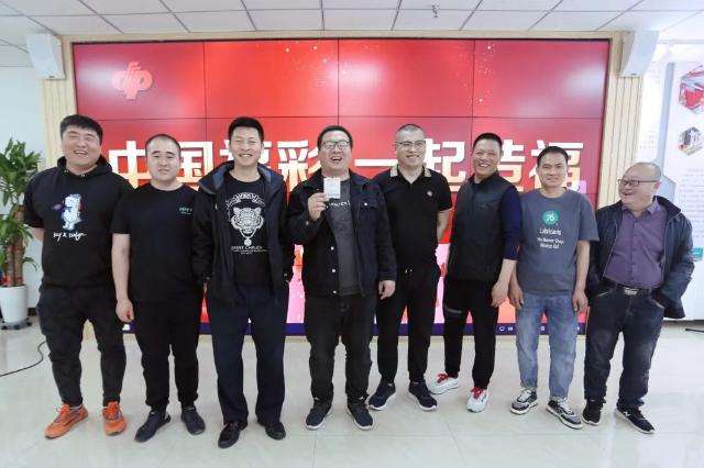 大奖得主们露脸兑奖