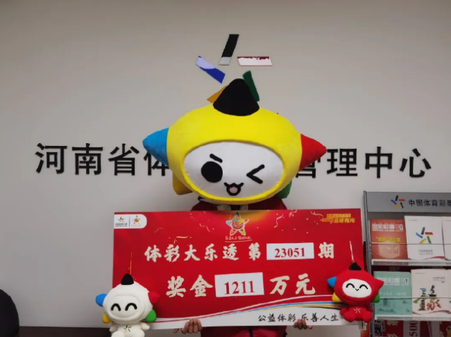 中奖得主领奖照