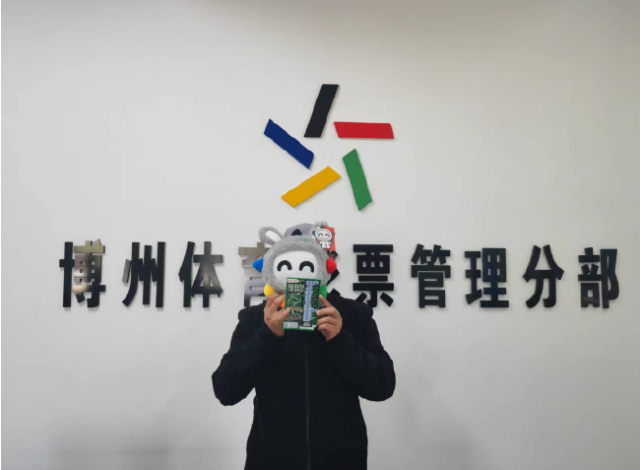 中奖得主领奖照