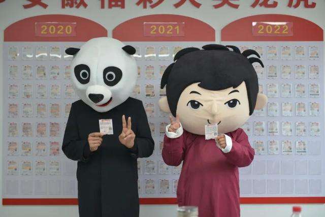 两位大奖得主合影留念