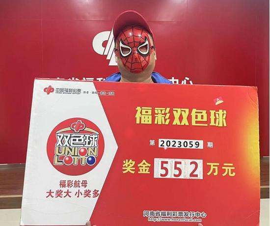 中奖得主领奖照